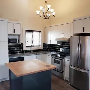 Homestay Calgary-banff House Close Lrt&dt&free Parking